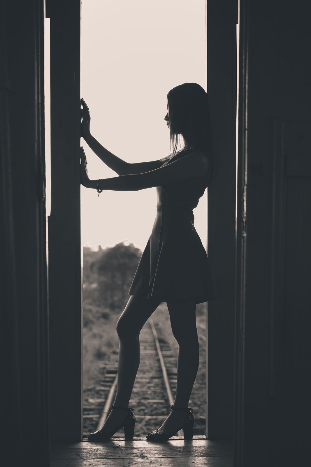 Silhueta de Amanda numa porta Ensaio de 15 anos. Eduardo Pasqualini Fotografias - Fotógrafo profissional de ensaio e casamento em Rio do Sul, Santa Catarina, Brasil.