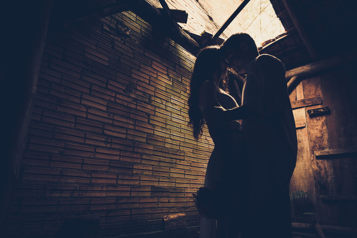 Casal em alto contraste. Ensaio Pré-Casamento Marina e Edson em Rio do Oeste, Sítio Vô Inácio. Fotografia de Eduardo Pasqualini, fotógrafo de casamento, família e ensaios em Rio do Sul, Santa Catarina.