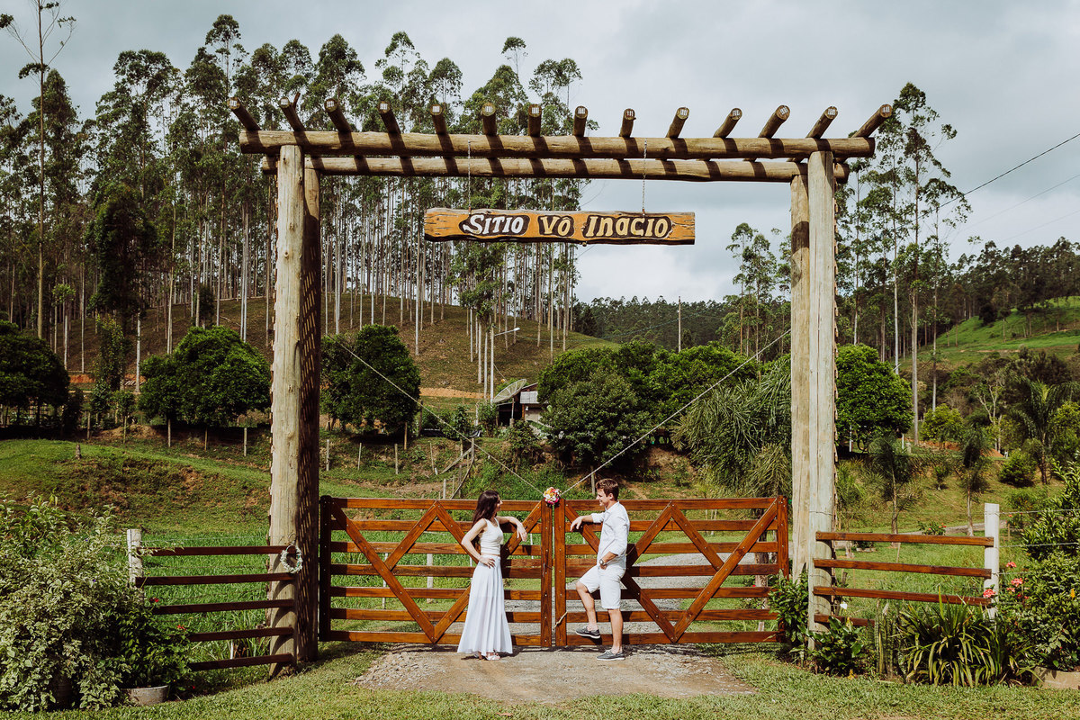 Sítio Vô Inacio. Ensaio Pré-Casamento Marina e Edson em Rio do Oeste, Sítio Vô Inácio. Fotografia de Eduardo Pasqualini, fotógrafo de casamento, família e ensaios em Rio do Sul, Santa Catarina.