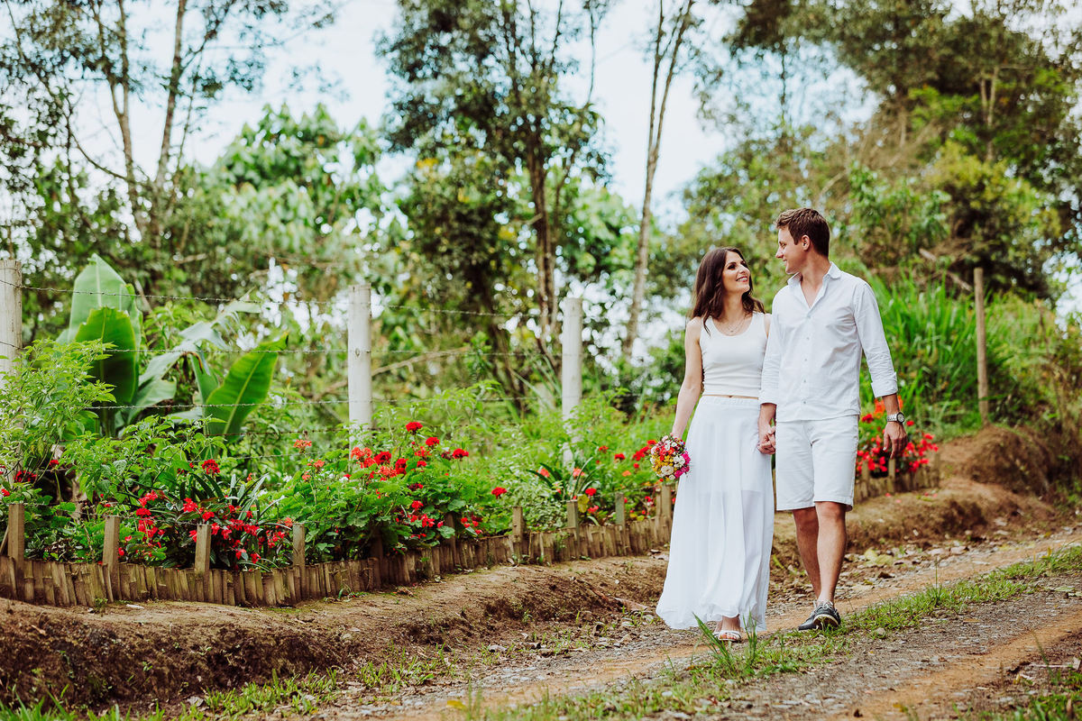 Caminho nosso. Ensaio Pré-Casamento Marina e Edson em Rio do Oeste, Sítio Vô Inácio. Fotografia de Eduardo Pasqualini, fotógrafo de casamento, família e ensaios em Rio do Sul, Santa Catarina.