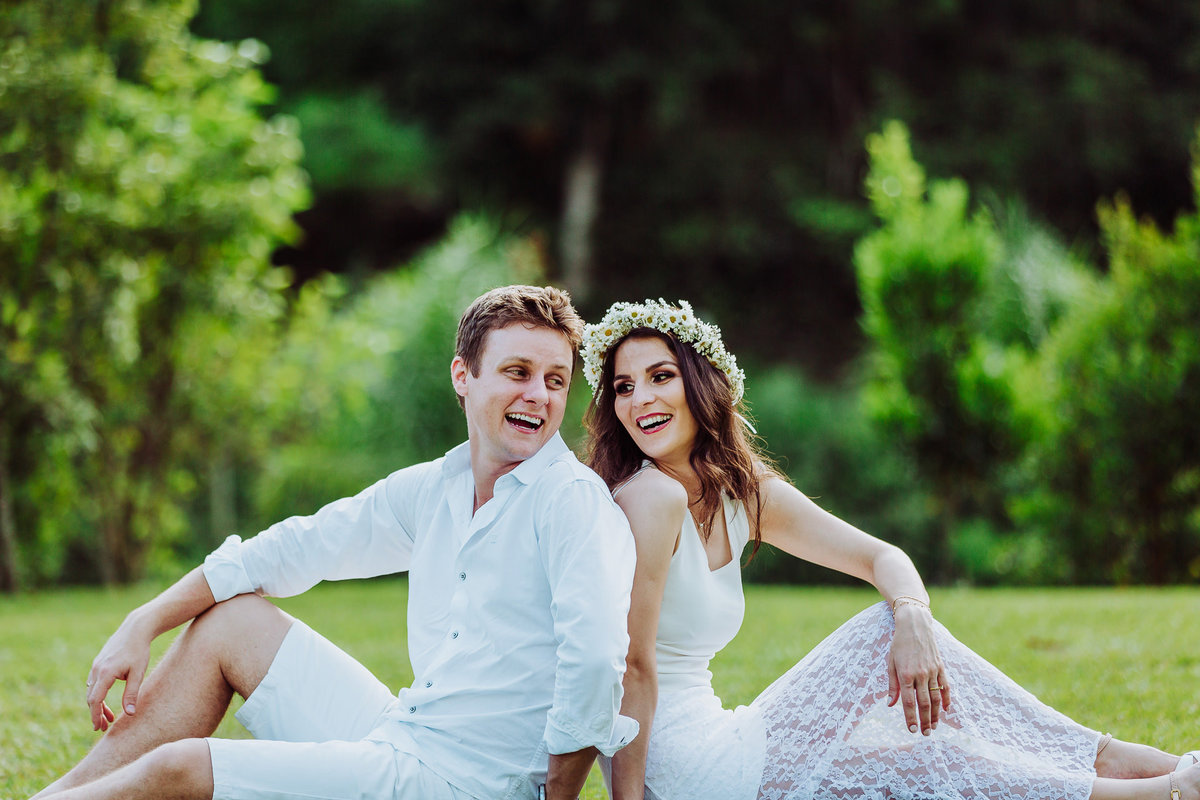 Sorrisos e Risos. Ensaio Pré-Casamento Marina e Edson em Rio do Oeste, Sítio Vô Inácio. Fotografia de Eduardo Pasqualini, fotógrafo de casamento, família e ensaios em Rio do Sul, Santa Catarina.