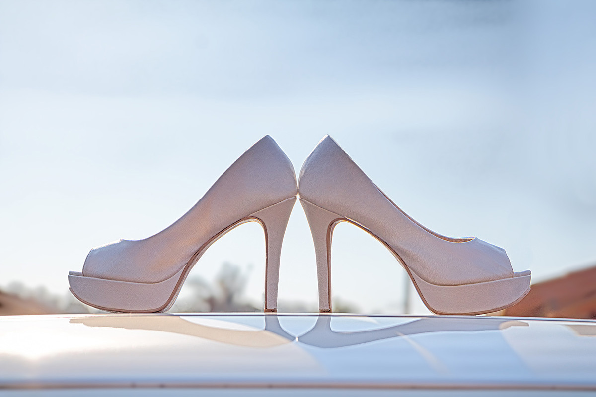Sapatos da noiva com espelho, dia de sol. Eduardo Pasqualini Fotografias - Fotógrafo profissional de ensaio e casamento em Rio do Sul, Santa Catarina, Brasil.