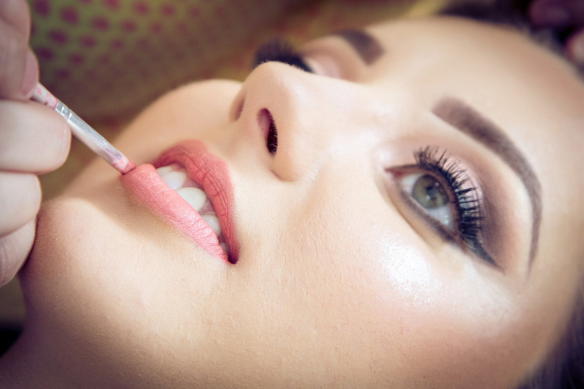 Batom na maquiagem da noiva. Eduardo Pasqualini Fotografias - Fotógrafo profissional de ensaio e casamento em Rio do Sul, Santa Catarina, Brasil.