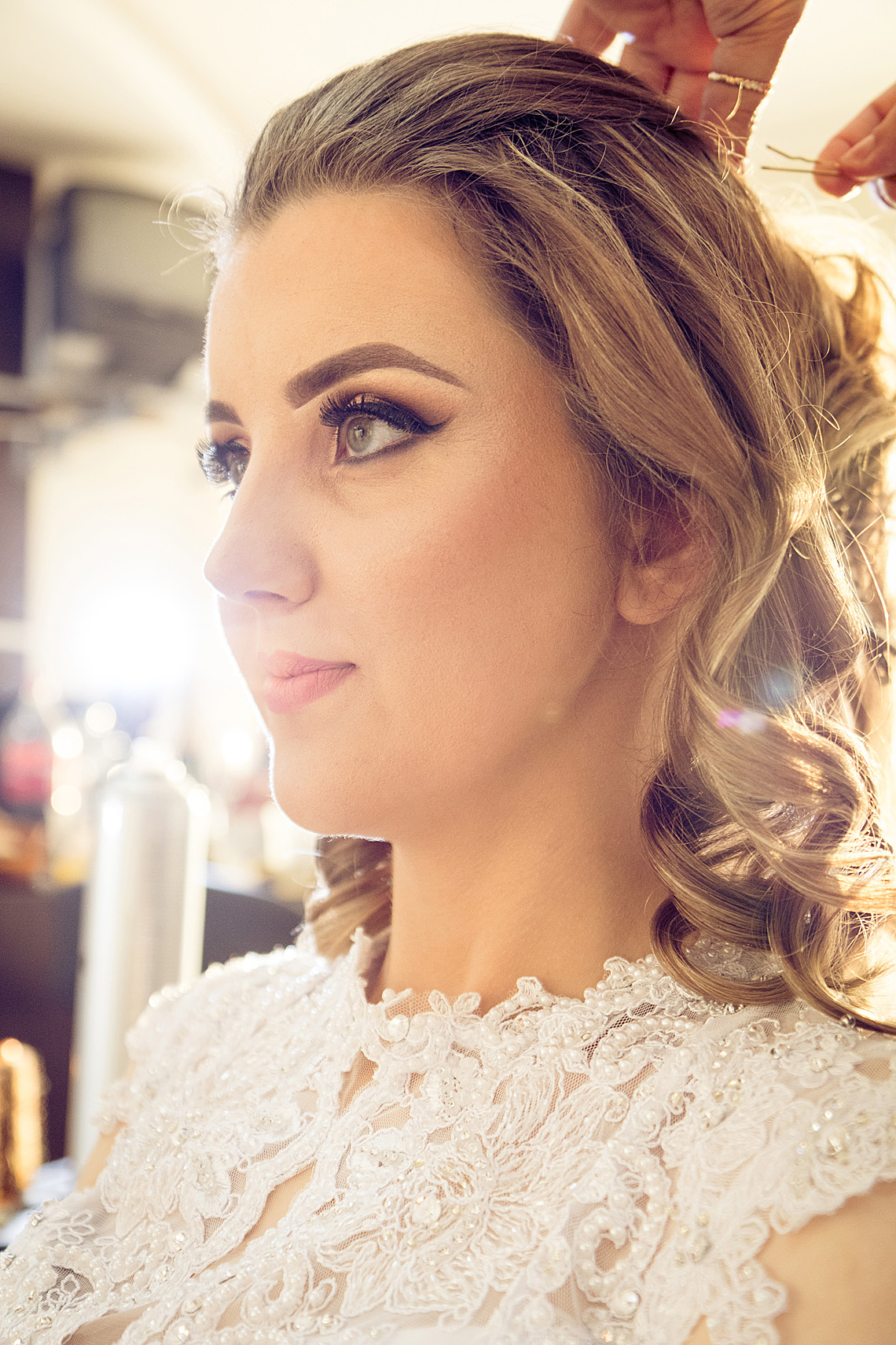 Noiva Cátia arrumando o cabelo dia da noiva. Eduardo Pasqualini Fotografias - Fotógrafo profissional de ensaio e casamento em Rio do Sul, Santa Catarina, Brasil.
