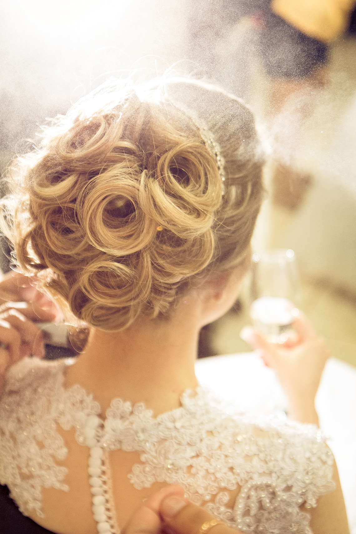 Cabelo da noiva em fase de embelezamento. Eduardo Pasqualini Fotografias - Fotógrafo profissional de ensaio e casamento em Rio do Sul, Santa Catarina, Brasil.