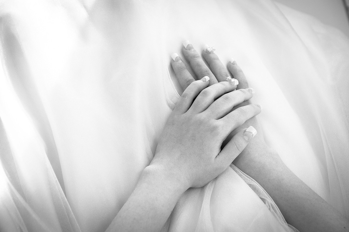 Mãos da noiva esperando sua hora especial. Eduardo Pasqualini Fotografias - Fotógrafo profissional de ensaio e casamento em Rio do Sul, Santa Catarina, Brasil.