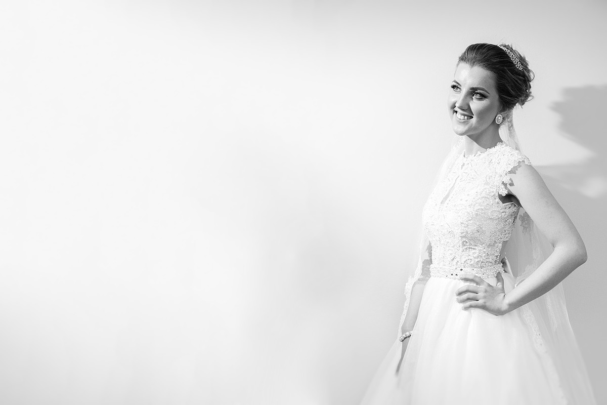 Fotografia clean da noiva pronta no dia da noiva. Eduardo Pasqualini Fotografias - Fotógrafo profissional de ensaio e casamento em Rio do Sul, Santa Catarina, Brasil.