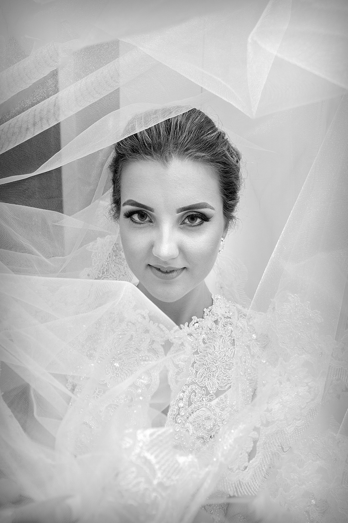 Noiva encoberta por seu véu. Eduardo Pasqualini Fotografias - Fotógrafo profissional de ensaio e casamento em Rio do Sul, Santa Catarina, Brasil.