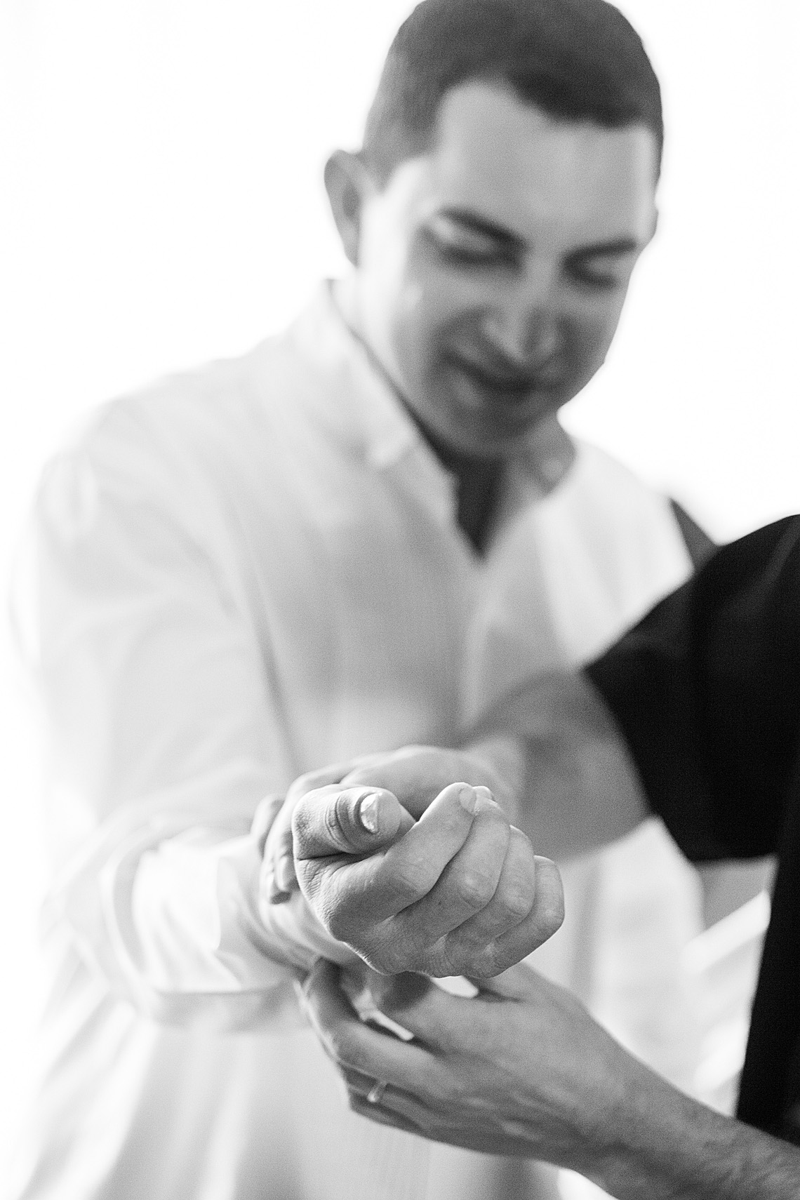 Noivo abotoando as mangas da camisa. Eduardo Pasqualini Fotografias - Fotógrafo profissional de ensaio e casamento em Rio do Sul, Santa Catarina, Brasil.