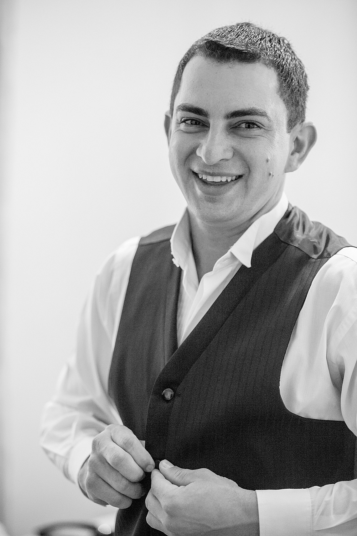 Sorriso do noiva no dia do noivo. Eduardo Pasqualini Fotografias - Fotógrafo profissional de ensaio e casamento em Rio do Sul, Santa Catarina, Brasil.