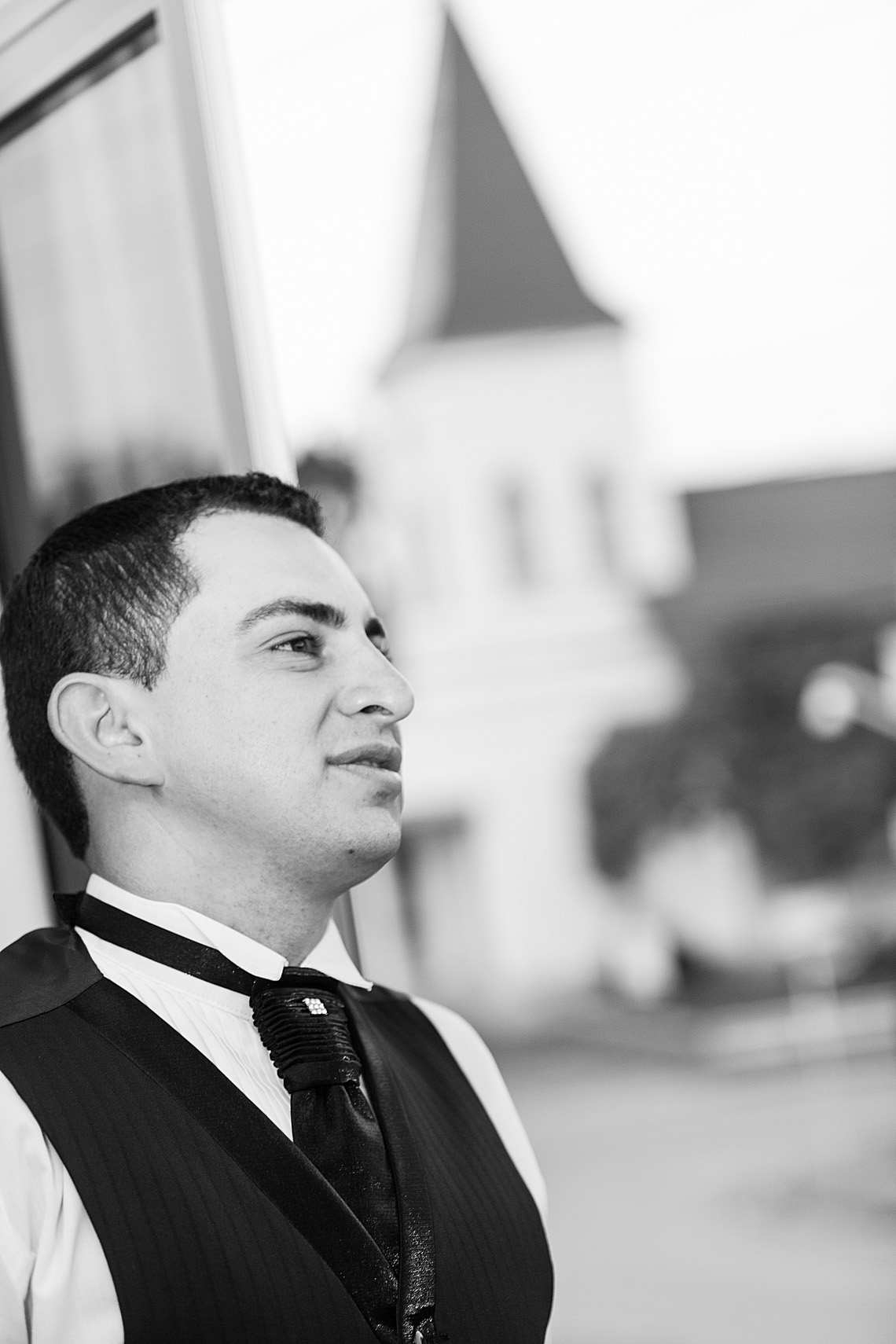 Denis pensando em seu casamento com igreja ao fundo. Eduardo Pasqualini Fotografias - Fotógrafo profissional de ensaio e casamento em Rio do Sul, Santa Catarina, Brasil.