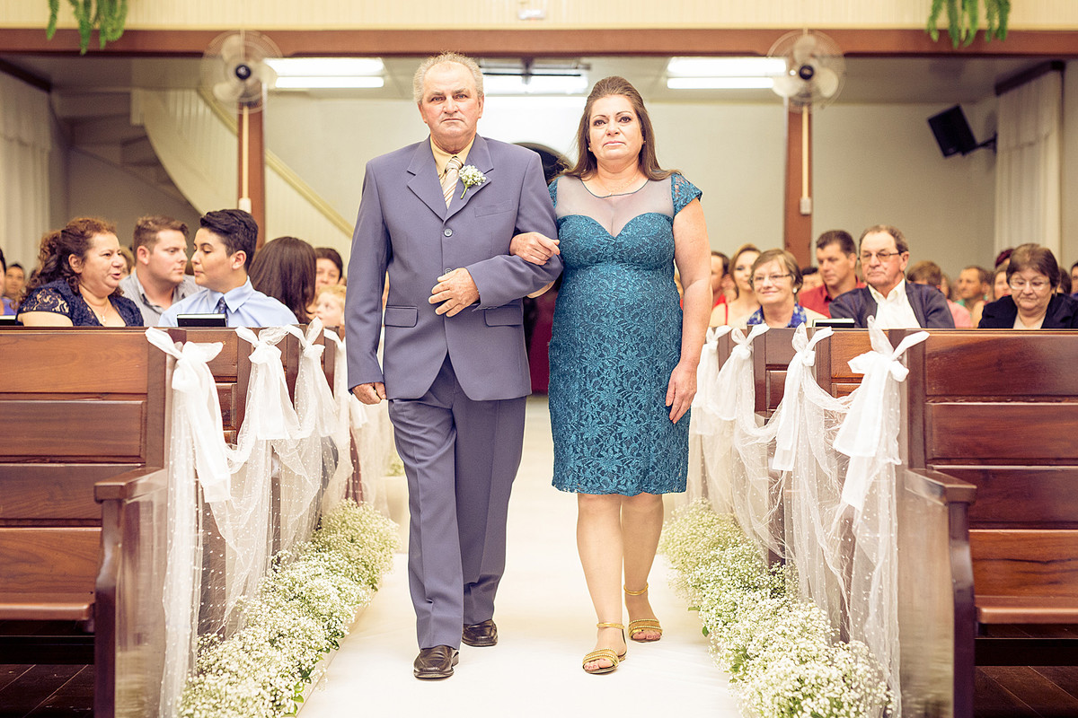 Pais do Denis entrando na igreja. Eduardo Pasqualini Fotografias - Fotógrafo profissional de ensaio e casamento em Rio do Sul, Santa Catarina, Brasil.