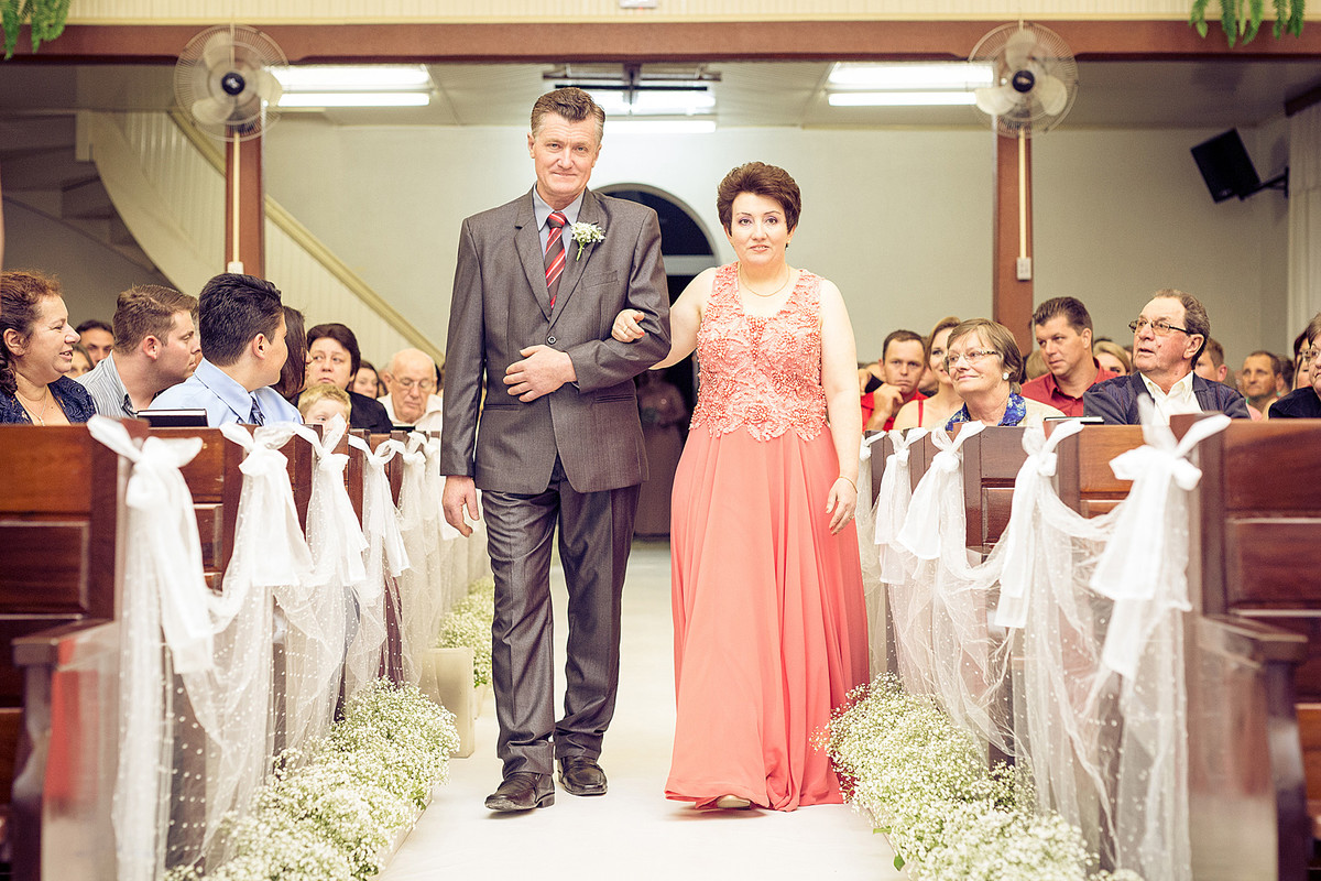 Mãe e pai de Cátia entrando na igreja, Eduardo Pasqualini Fotografias - Fotógrafo profissional de ensaio e casamento em Rio do Sul, Santa Catarina, Brasil.