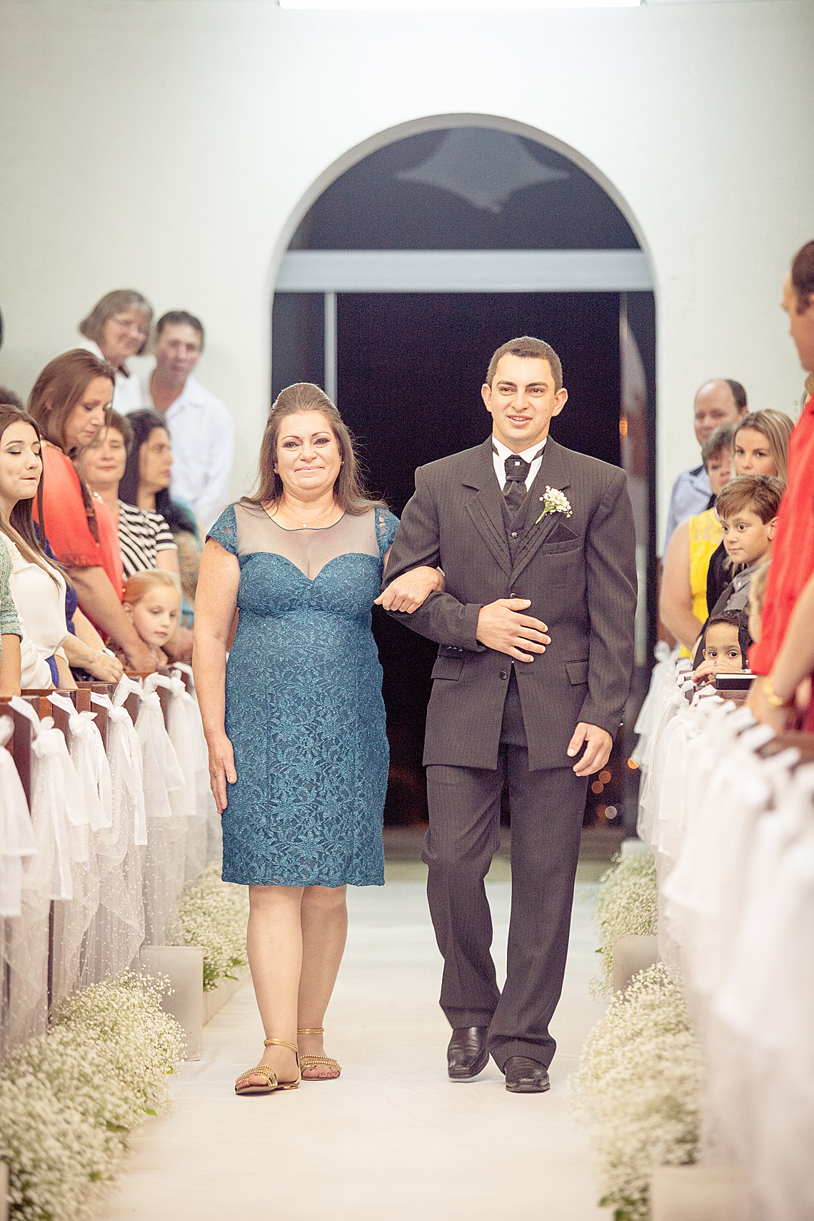 Mamãe e noivo Denis entrando na igreja. Eduardo Pasqualini Fotografias - Fotógrafo profissional de ensaio e casamento em Rio do Sul, Santa Catarina, Brasil.