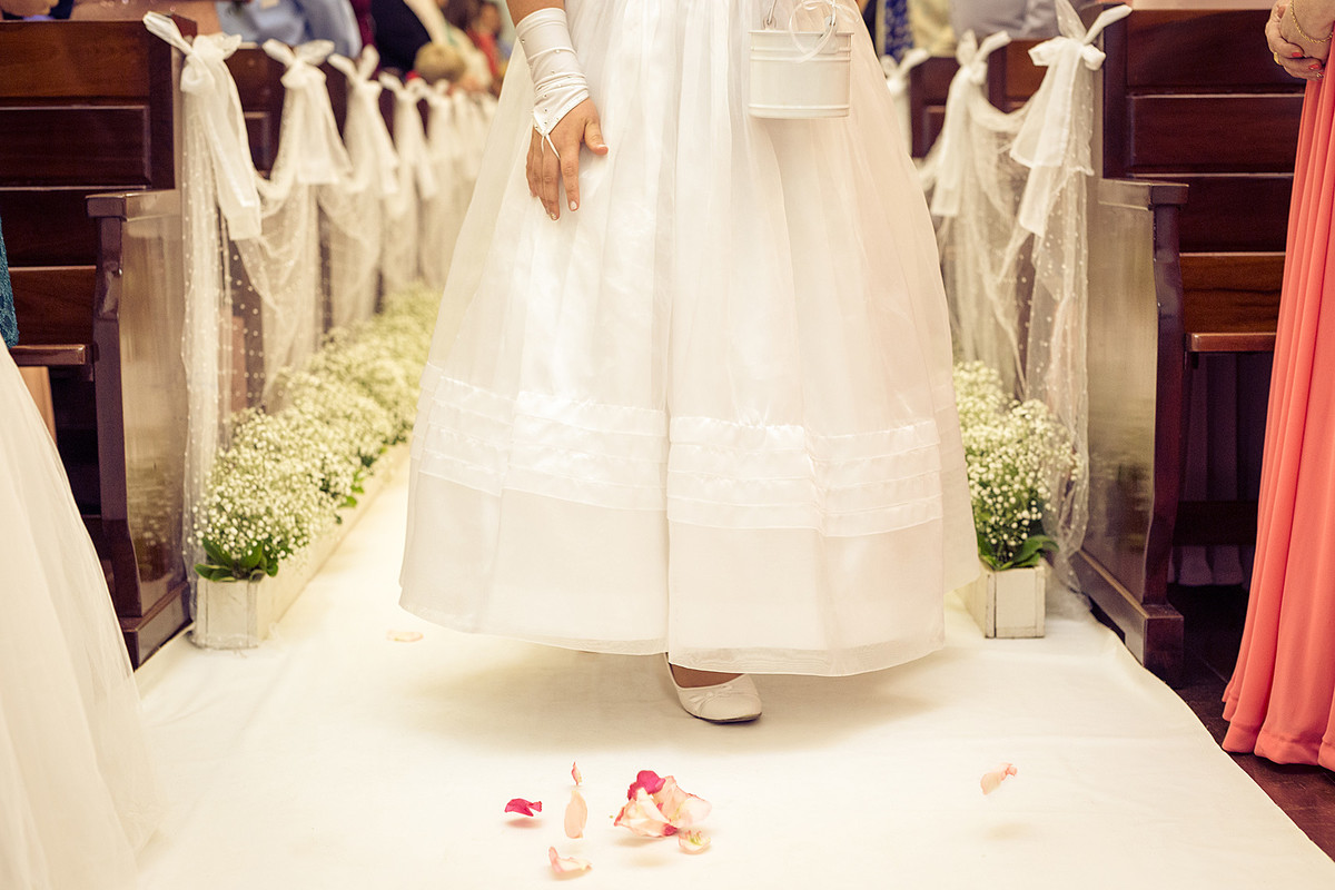 Daminha de honra despejando pétalas de rosas para a entrada da noiva. Eduardo Pasqualini Fotografias - Fotógrafo profissional de ensaio e casamento em Rio do Sul, Santa Catarina, Brasil.