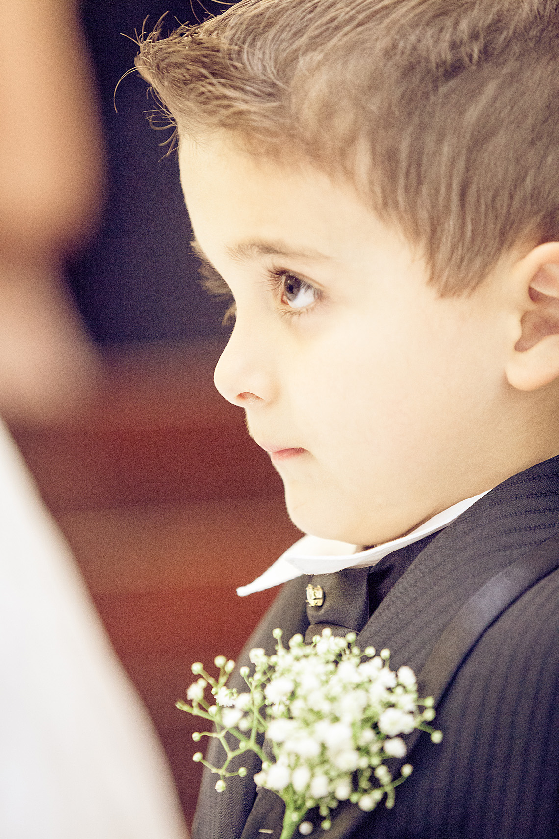 Noivinho prestando atenção no casamento. Eduardo Pasqualini Fotografias - Fotógrafo profissional de ensaio e casamento em Rio do Sul, Santa Catarina, Brasil.