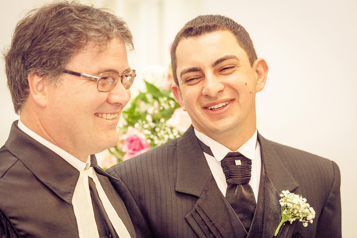 Padre e noivo descontraídos no casamento. Eduardo Pasqualini Fotografias - Fotógrafo profissional de ensaio e casamento em Rio do Sul, Santa Catarina, Brasil.