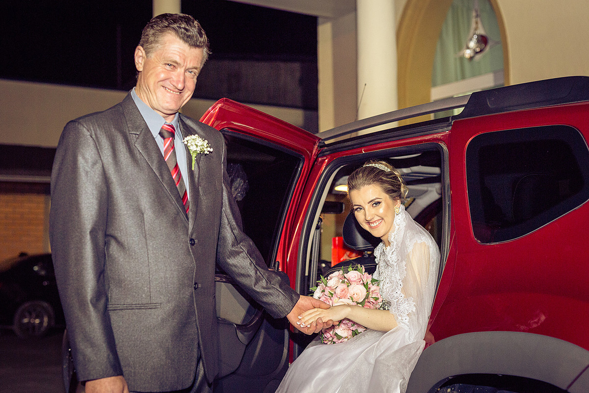 Pai da noiva no carro da noiva. Eduardo Pasqualini Fotografias - Fotógrafo profissional de ensaio e casamento em Rio do Sul, Santa Catarina, Brasil.