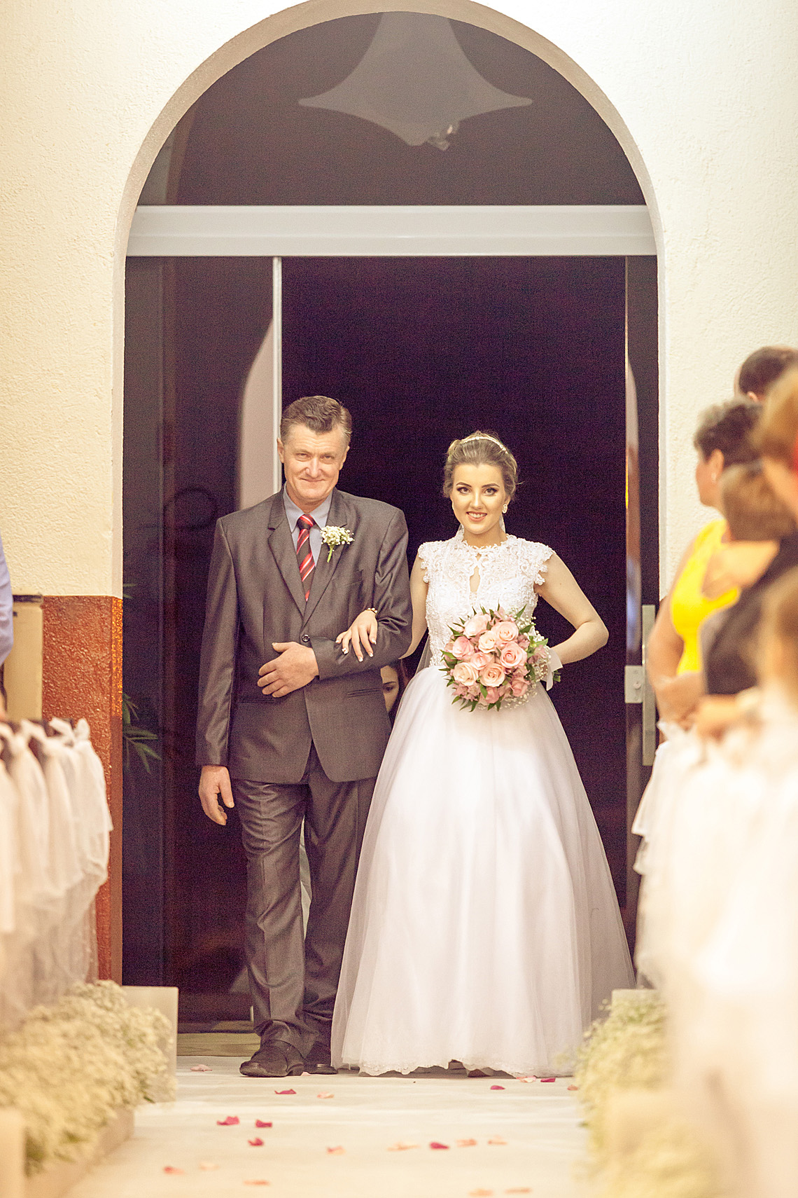 Cátia a noiva entrando na igreja com seu pai. Eduardo Pasqualini Fotografias - Fotógrafo profissional de ensaio e casamento em Rio do Sul, Santa Catarina, Brasil.