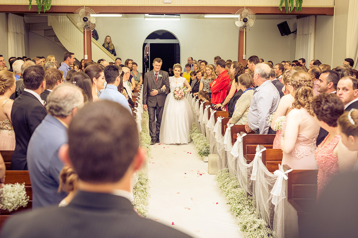 Denis o noivo assistindo a entrada da noiva pela igreja. Eduardo Pasqualini Fotografias - Fotógrafo profissional de ensaio e casamento em Rio do Sul, Santa Catarina, Brasil.