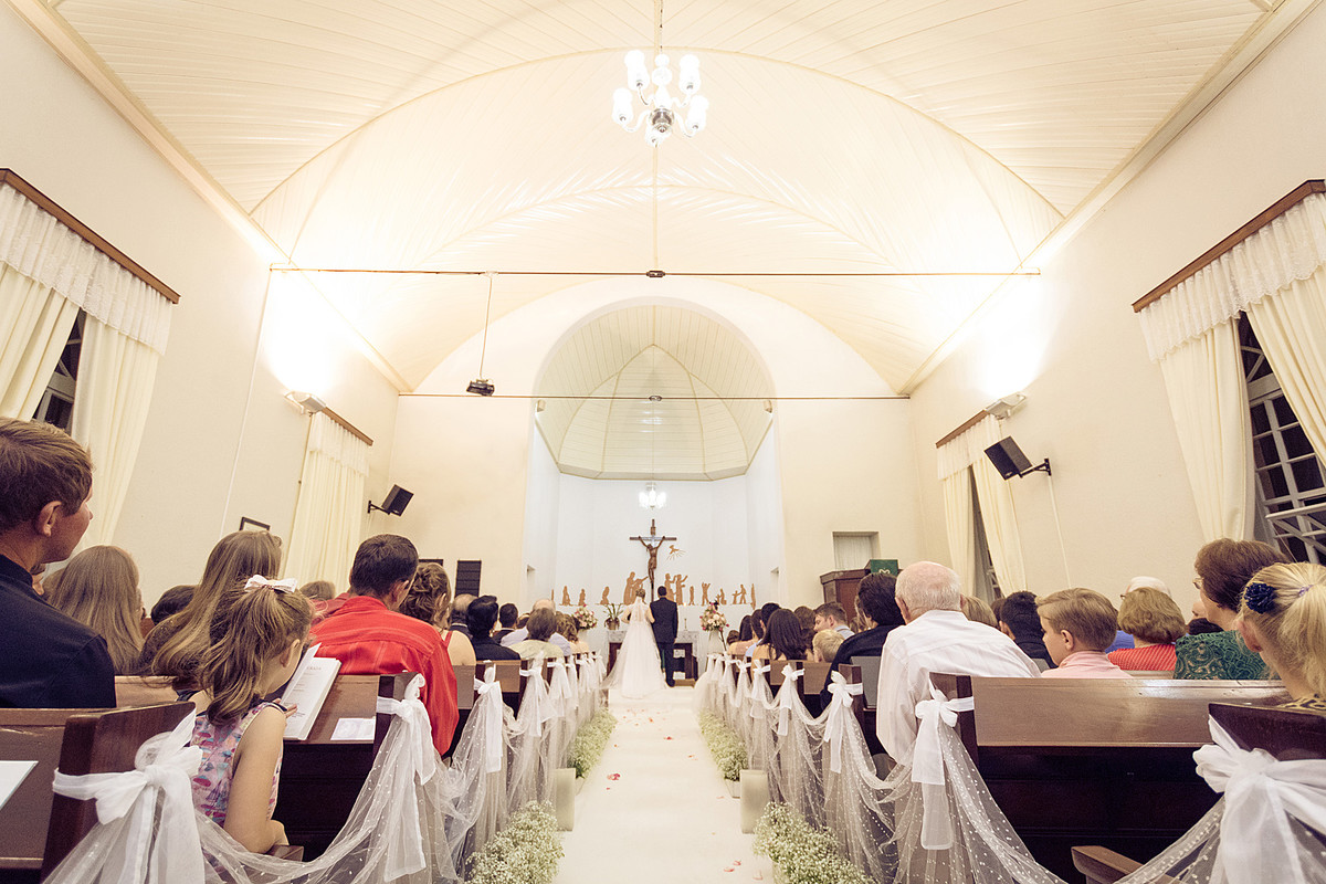 Parte interna da igreja durante o casamento. Eduardo Pasqualini Fotografias - Fotógrafo profissional de ensaio e casamento em Rio do Sul, Santa Catarina, Brasil.