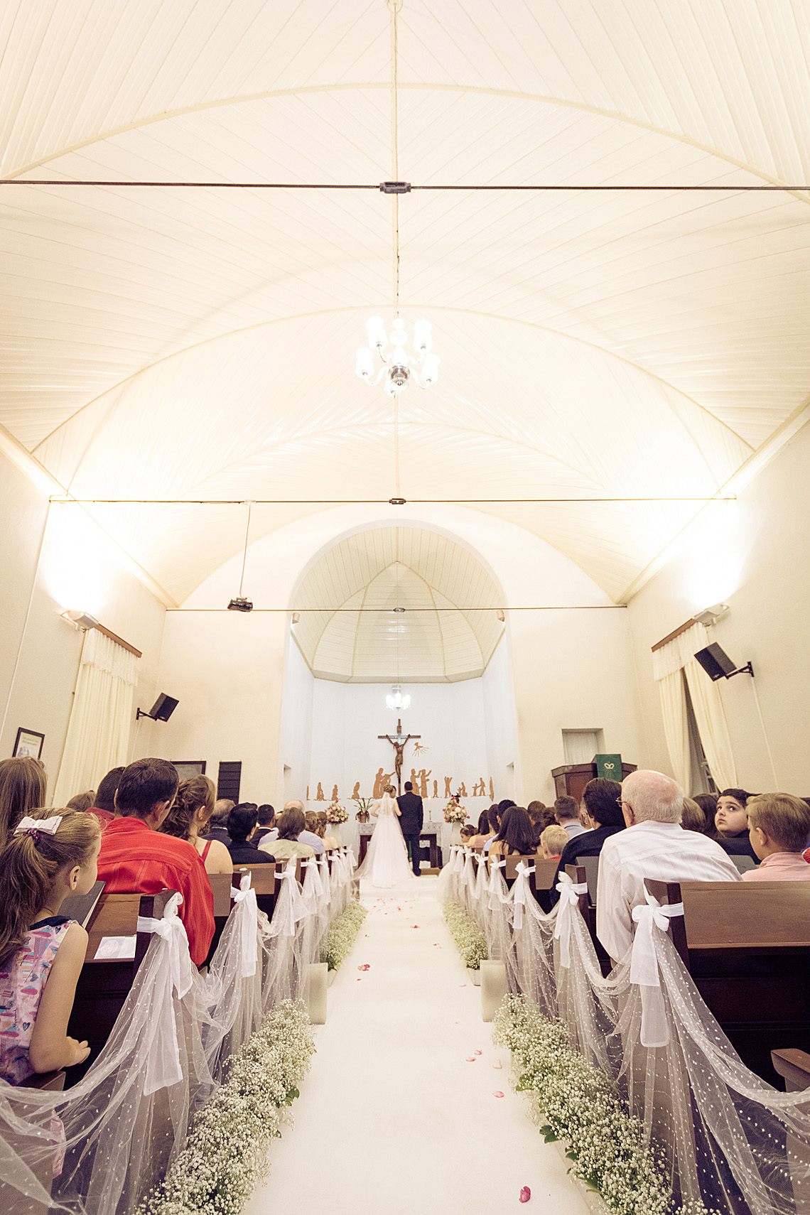 Igreja peque e cheia para o casamento da Cátia e Denis. Eduardo Pasqualini Fotografias - Fotógrafo profissional de ensaio e casamento em Rio do Sul, Santa Catarina, Brasil.