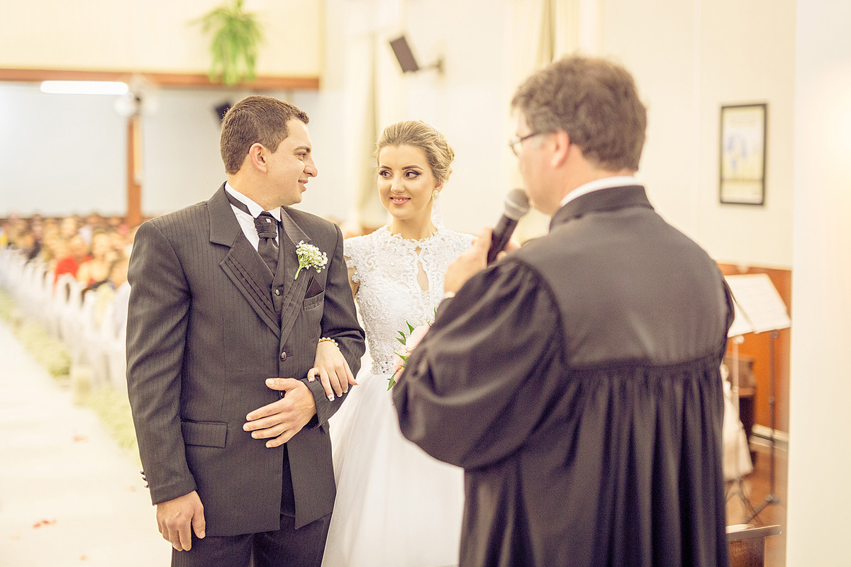 Sorrisos do noivos durante cerimônia de casamento. Eduardo Pasqualini Fotografias - Fotógrafo profissional de ensaio e casamento em Rio do Sul, Santa Catarina, Brasil.