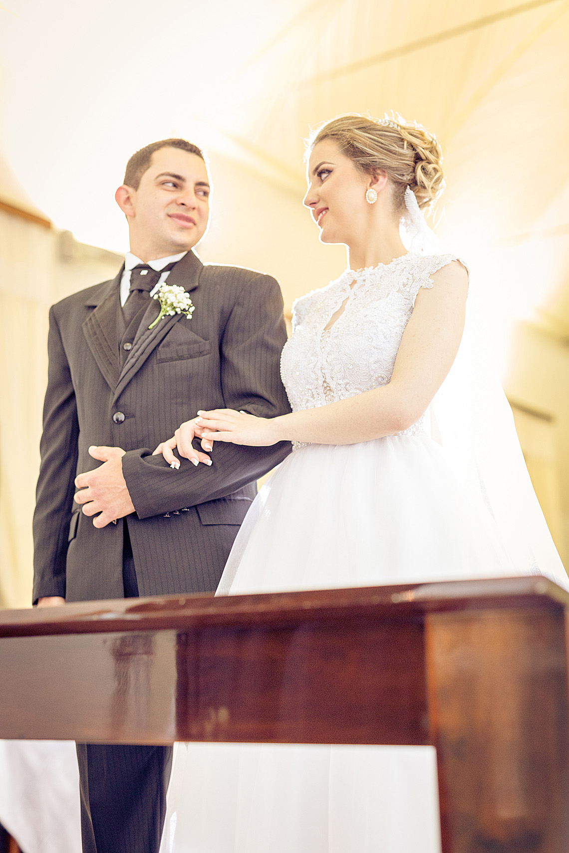 Olhares e sorrisos dos noivos no altar. Eduardo Pasqualini Fotografias - Fotógrafo profissional de ensaio e casamento em Rio do Sul, Santa Catarina, Brasil.