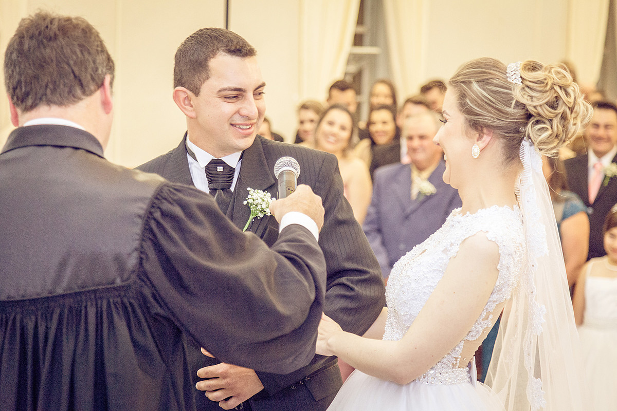 Muita felicidade durante casamento de Cátia e Denis. Eduardo Pasqualini Fotografias - Fotógrafo profissional de ensaio e casamento em Rio do Sul, Santa Catarina, Brasil.