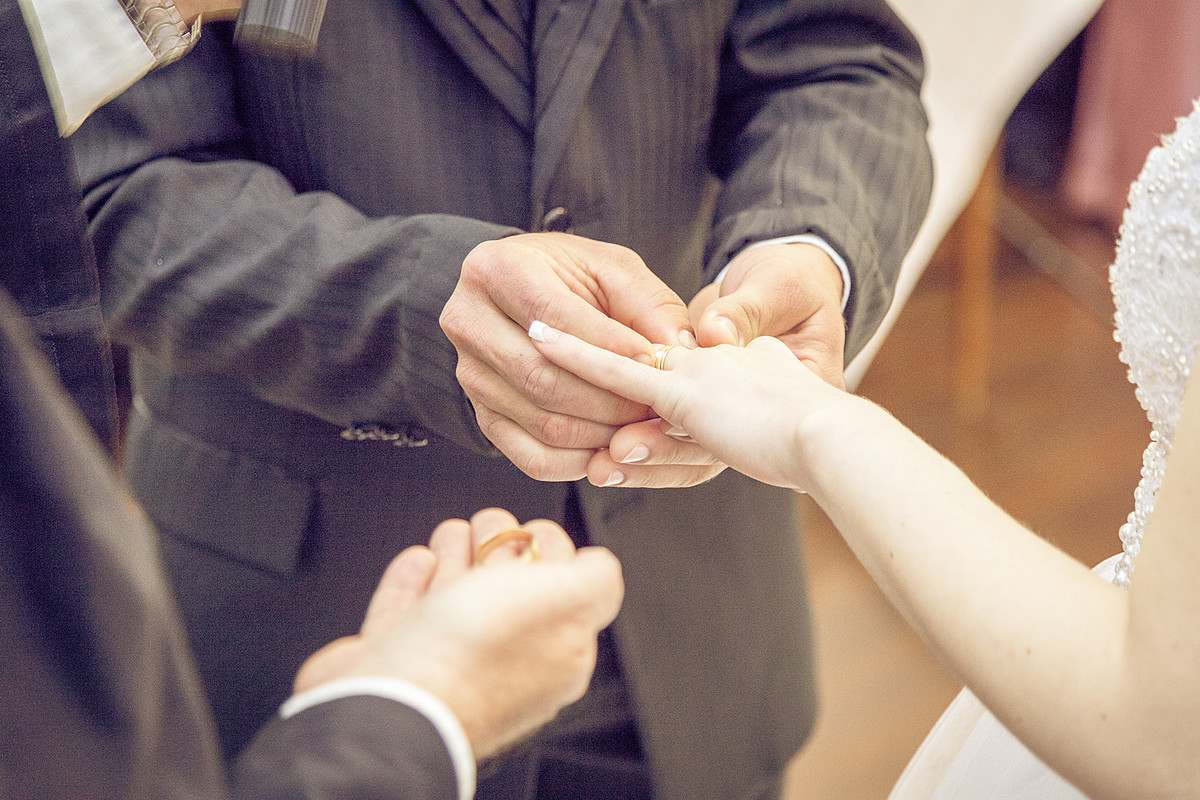 Colocando a aliança na mão da noiva. Eduardo Pasqualini Fotografias - Fotógrafo profissional de ensaio e casamento em Rio do Sul, Santa Catarina, Brasil.