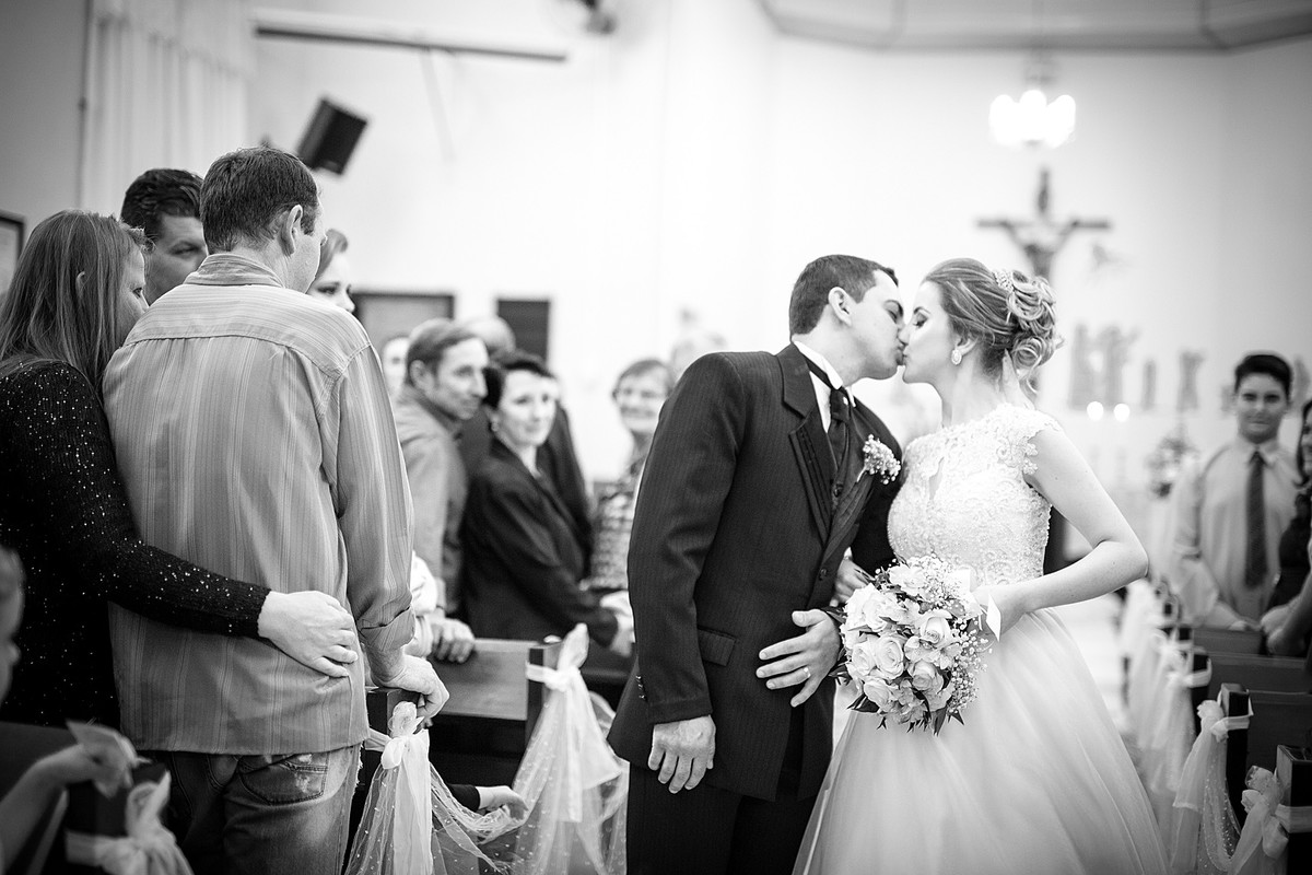 Beijo dos recém casados Cátia e Denis. Eduardo Pasqualini Fotografias - Fotógrafo profissional de ensaio e casamento em Rio do Sul, Santa Catarina, Brasil.