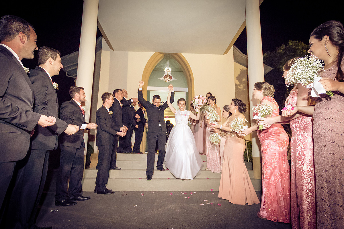 Rosas e Arroz para comemorar o casamento de Cátia e Denis. Eduardo Pasqualini Fotografias - Fotógrafo profissional de ensaio e casamento em Rio do Sul, Santa Catarina, Brasil.
