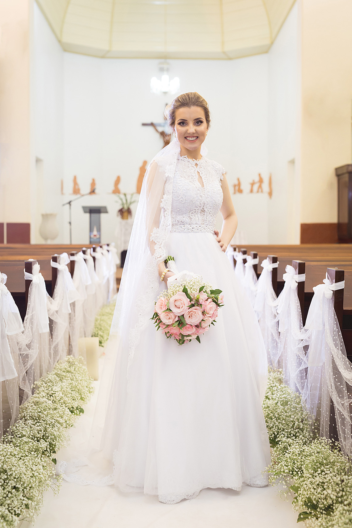 Linda noiva na igreja. Eduardo Pasqualini Fotografias - Fotógrafo profissional de ensaio e casamento em Rio do Sul, Santa Catarina, Brasil.