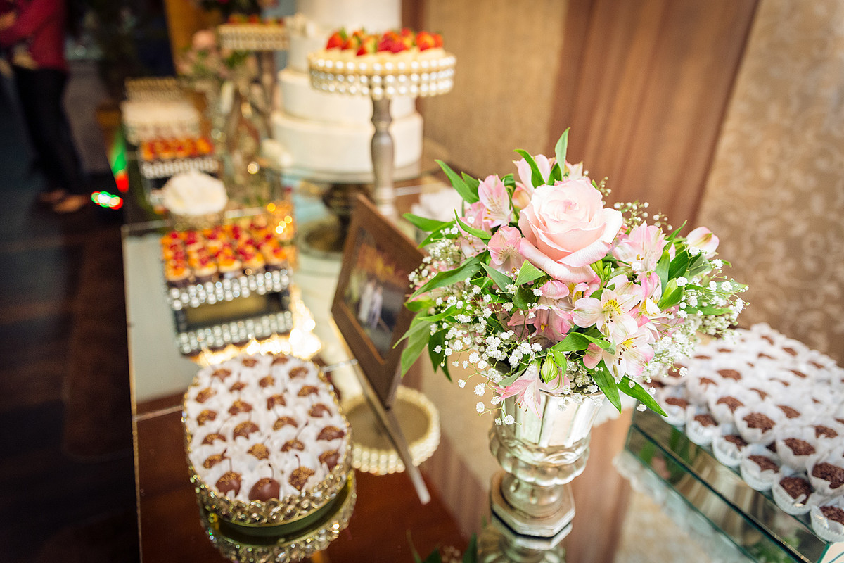 Decoração da mesa de doces no casamento de Cátia e Denis. Eduardo Pasqualini Fotografias - Fotógrafo profissional de ensaio e casamento em Rio do Sul, Santa Catarina, Brasil.
