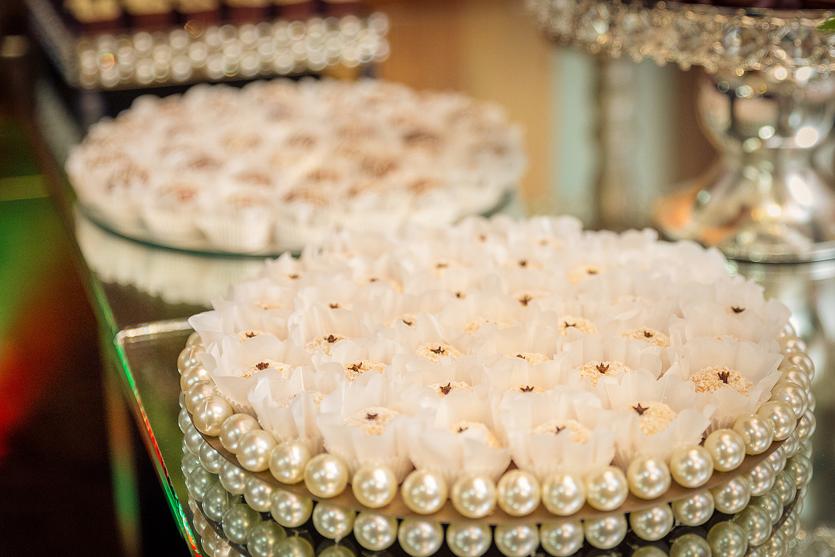 Beijinhos doces em casamento. Eduardo Pasqualini Fotografias - Fotógrafo profissional de ensaio e casamento em Rio do Sul, Santa Catarina, Brasil.