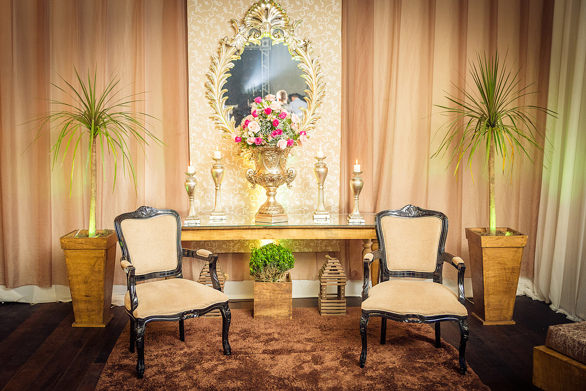 Cadeiras e aparador na decoração do casamento. Eduardo Pasqualini Fotografias - Fotógrafo profissional de ensaio e casamento em Rio do Sul, Santa Catarina, Brasil.