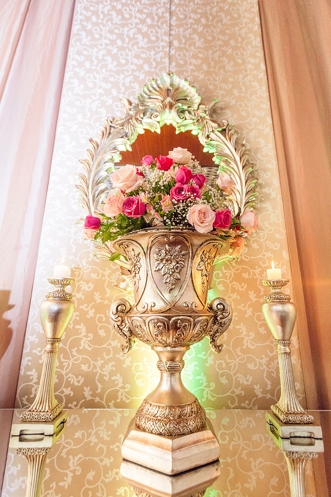 Flores rosas e nudes em decoração de casamento. Eduardo Pasqualini Fotografias - Fotógrafo profissional de ensaio e casamento em Rio do Sul, Santa Catarina, Brasil.