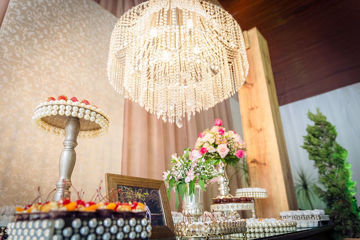 Lustre em cima da mesa de doces. Eduardo Pasqualini Fotografias - Fotógrafo profissional de ensaio e casamento em Rio do Sul, Santa Catarina, Brasil.