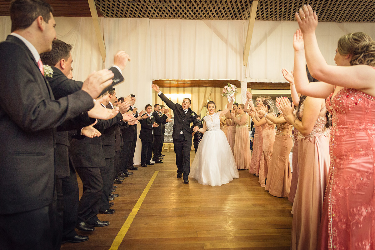 Entrada dos noivas na festa. Eduardo Pasqualini Fotografias - Fotógrafo profissional de ensaio e casamento em Rio do Sul, Santa Catarina, Brasil.