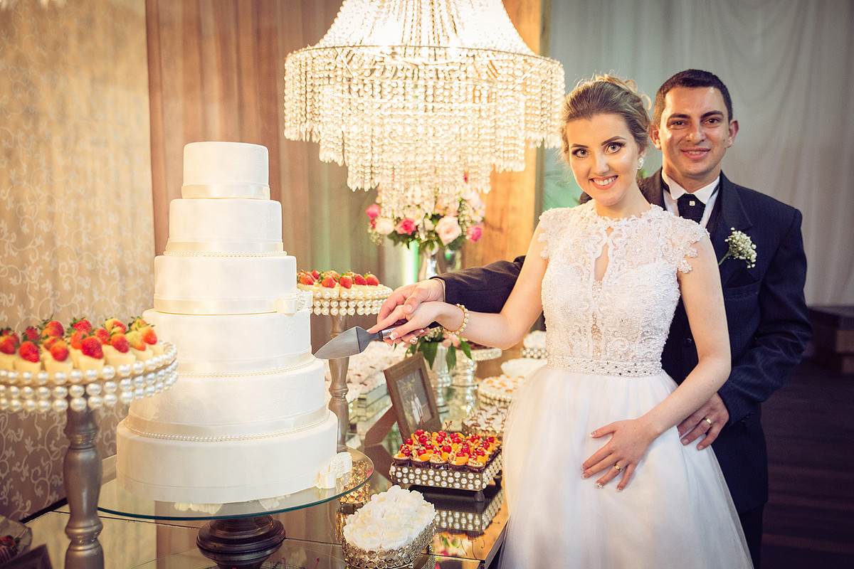 Corte do bolo no casamento de Cátia e Denis. Eduardo Pasqualini Fotografias - Fotógrafo profissional de ensaio e casamento em Rio do Sul, Santa Catarina, Brasil.