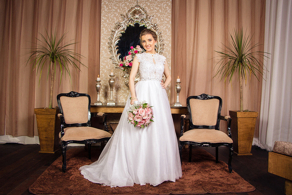 Posando para fotos, a noiva. Eduardo Pasqualini Fotografias - Fotógrafo profissional de ensaio e casamento em Rio do Sul, Santa Catarina, Brasil.