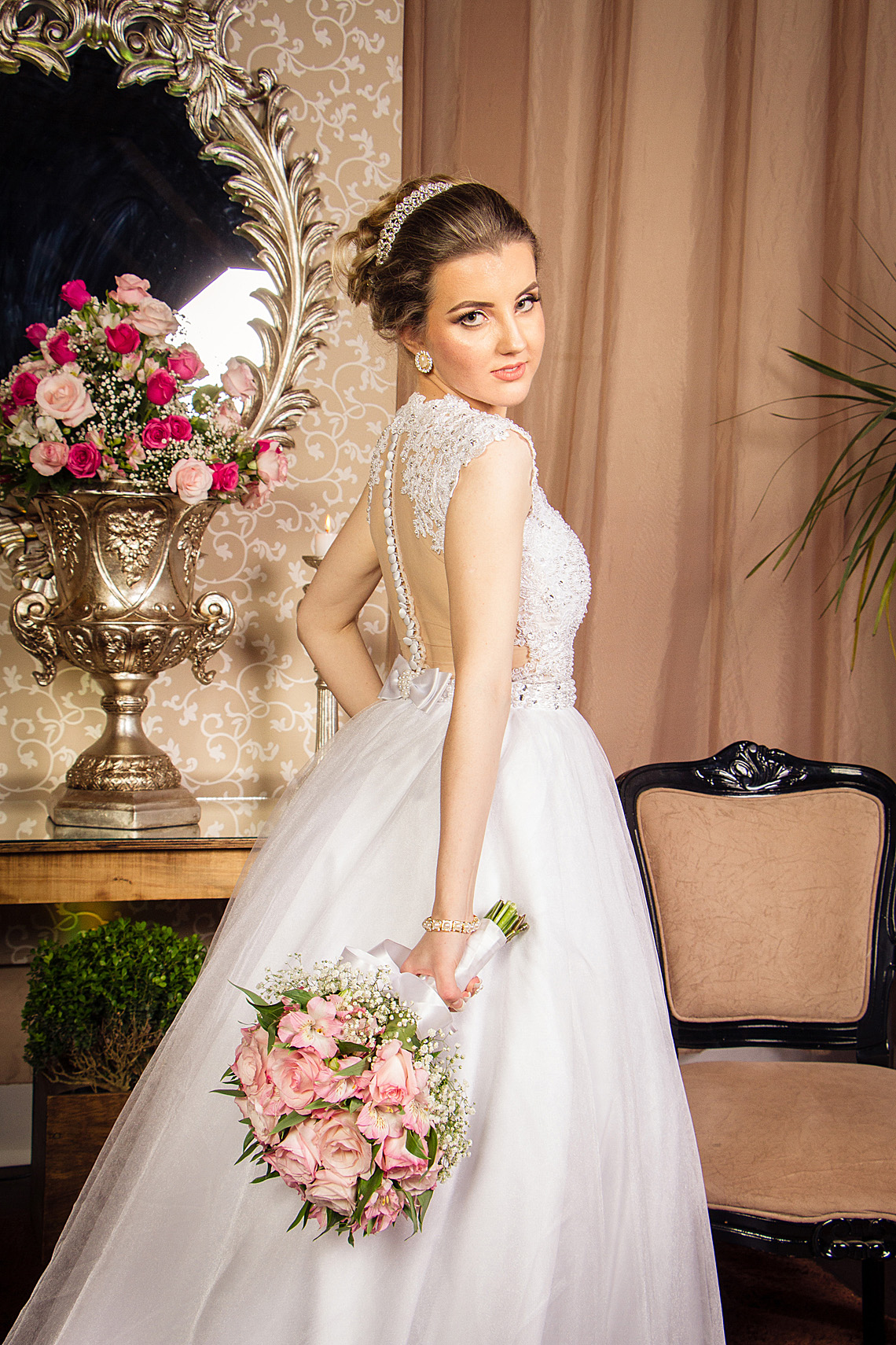 Cátia linda com seu buque. Eduardo Pasqualini Fotografias - Fotógrafo profissional de ensaio e casamento em Rio do Sul, Santa Catarina, Brasil.