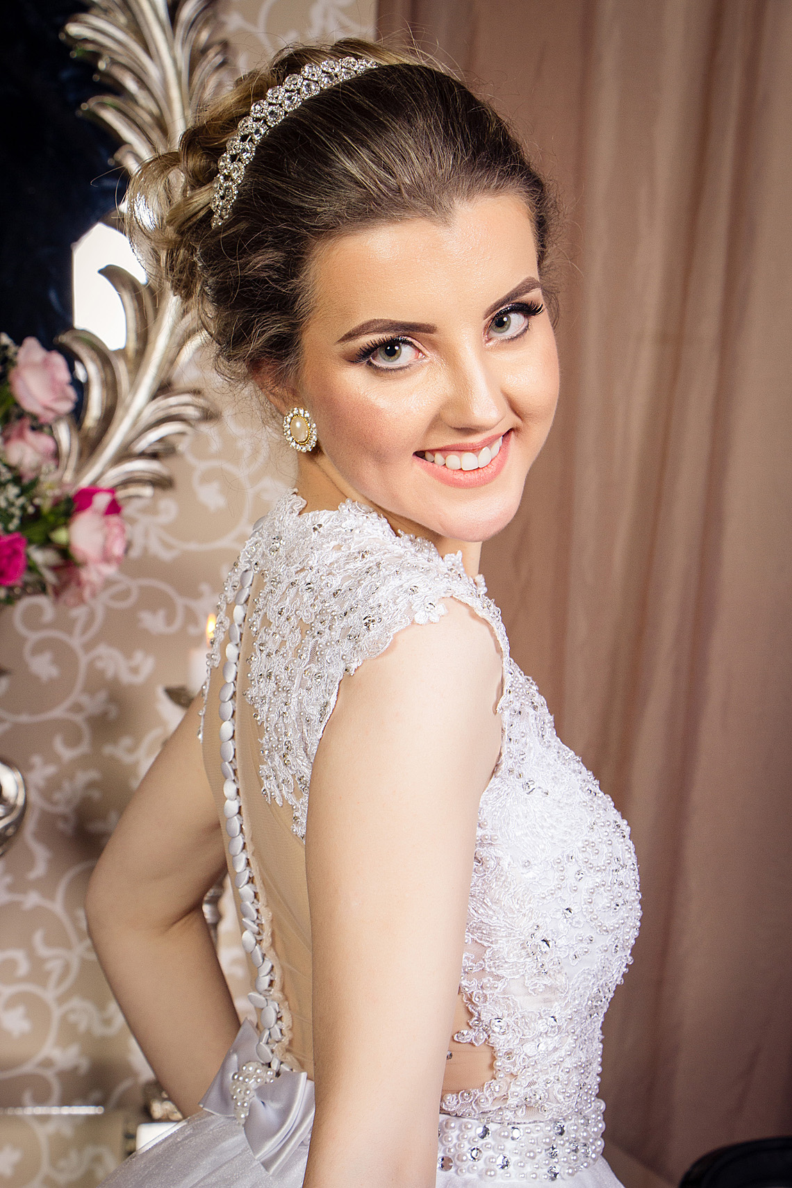 Olhar lindo de noiva em fotos de estúdio. Eduardo Pasqualini Fotografias - Fotógrafo profissional de ensaio e casamento em Rio do Sul, Santa Catarina, Brasil.