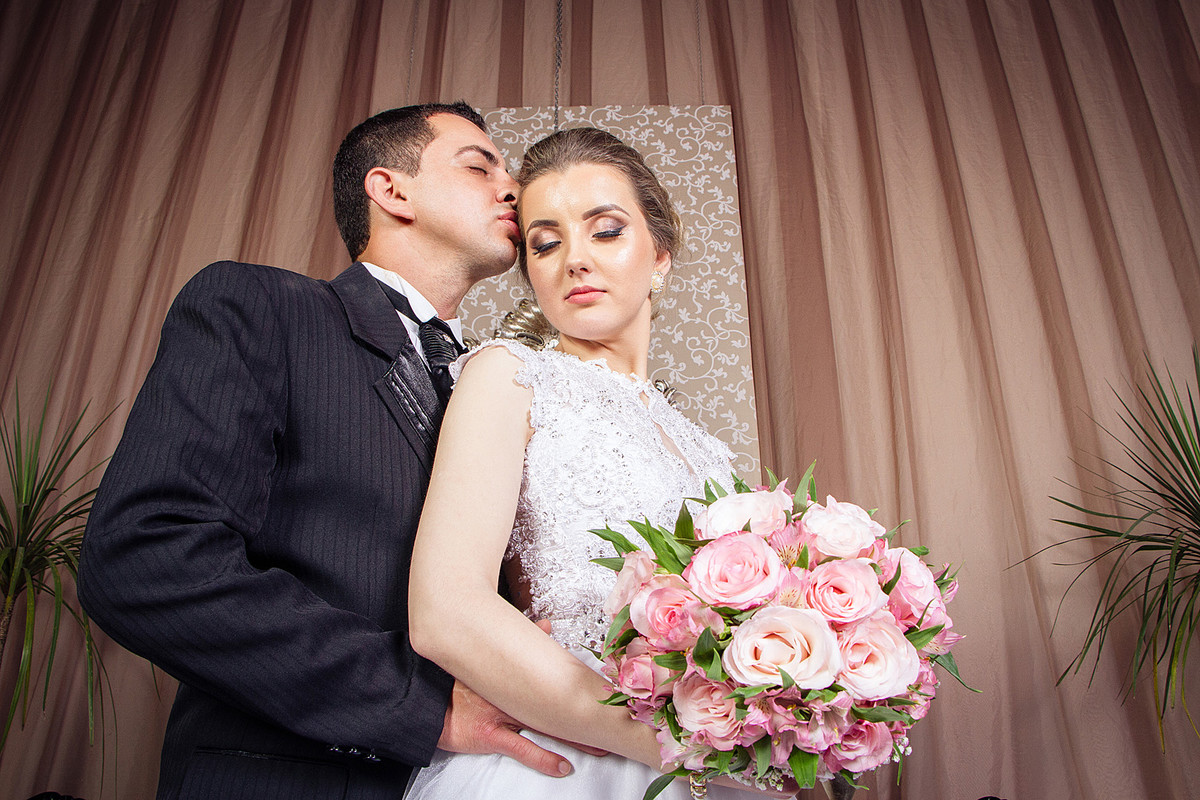 Beijo romântico de noivo. Eduardo Pasqualini Fotografias - Fotógrafo profissional de ensaio e casamento em Rio do Sul, Santa Catarina, Brasil.