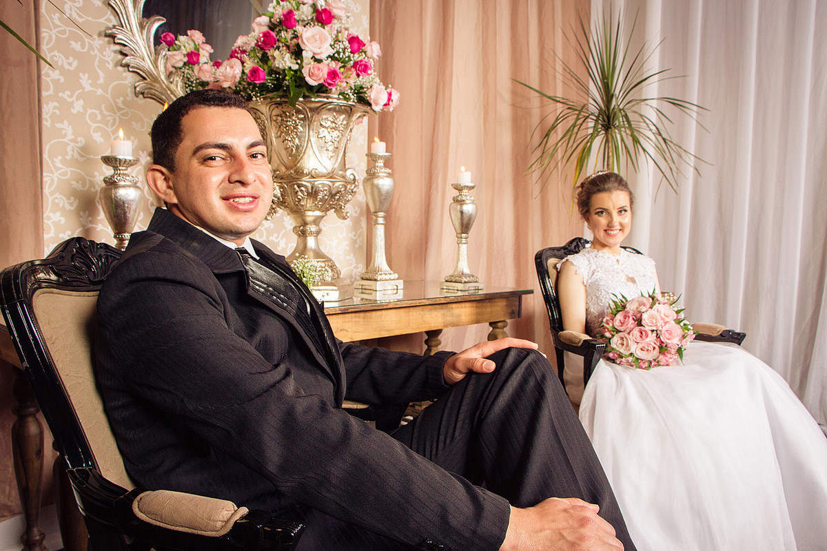 Denis feliz com sua esposa Cétia. Eduardo Pasqualini Fotografias - Fotógrafo profissional de ensaio e casamento em Rio do Sul, Santa Catarina, Brasil.