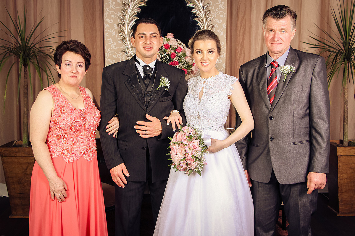 Pais da noiva em foto no casamento. Eduardo Pasqualini Fotografias - Fotógrafo profissional de ensaio e casamento em Rio do Sul, Santa Catarina, Brasil.