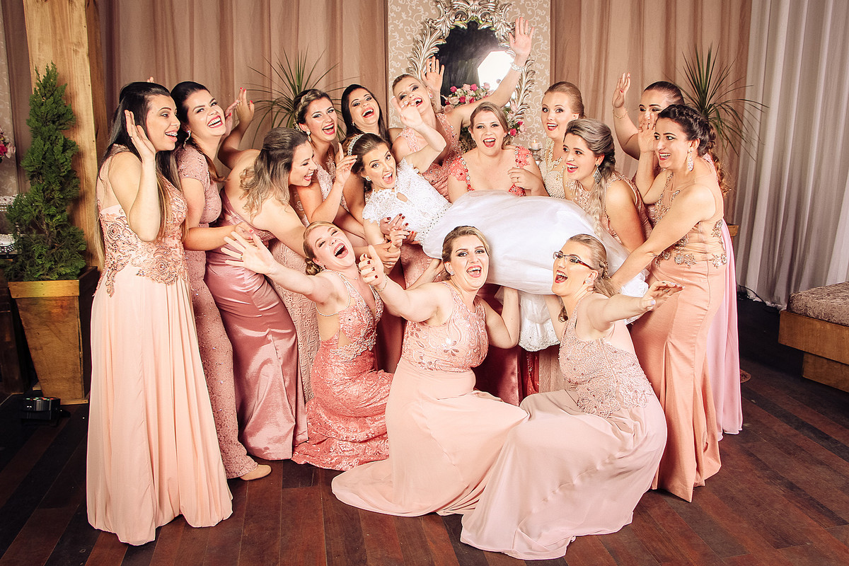As madrinhas agitando com a noiva. Eduardo Pasqualini Fotografias - Fotógrafo profissional de ensaio e casamento em Rio do Sul, Santa Catarina, Brasil.