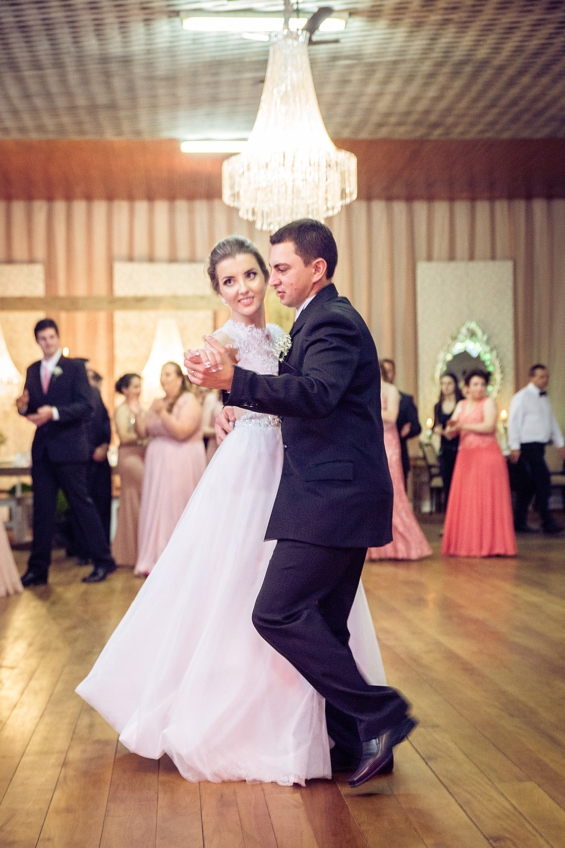 A valsa dos noivos na festa de casamento. Eduardo Pasqualini Fotografias - Fotógrafo profissional de ensaio e casamento em Rio do Sul, Santa Catarina, Brasil.