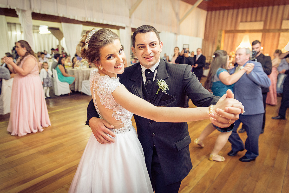 Dançando a valsa de casamento. Eduardo Pasqualini Fotografias - Fotógrafo profissional de ensaio e casamento em Rio do Sul, Santa Catarina, Brasil.