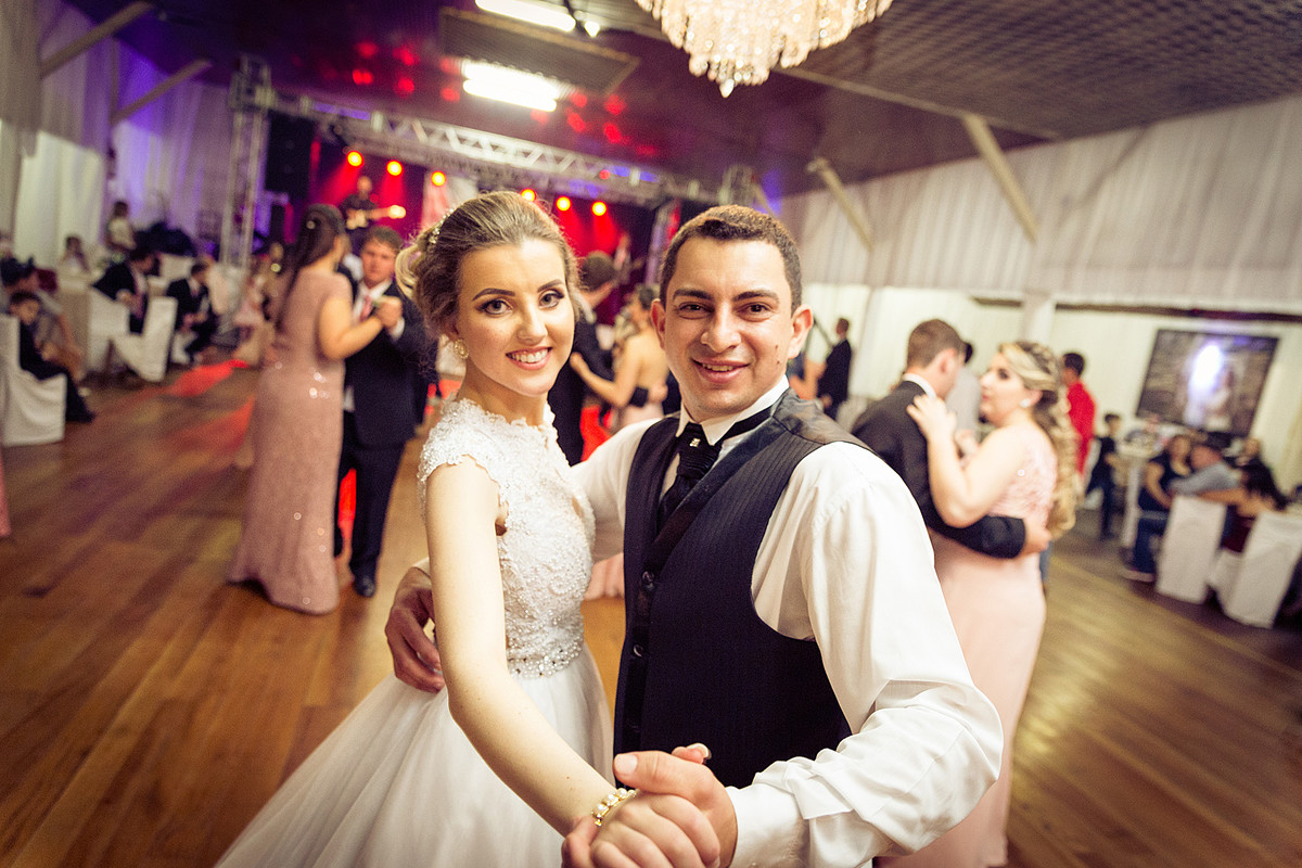 Noivos e padrinhos dançando a valsa de casamento. Eduardo Pasqualini Fotografias - Fotógrafo profissional de ensaio e casamento em Rio do Sul, Santa Catarina, Brasil.